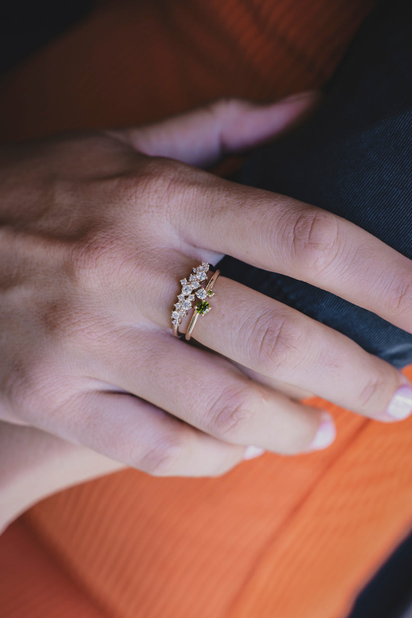 Bague Astre argentée sertie de pierres claires avec une pierre verte centrale