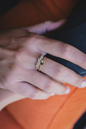Bague Astre argentée sertie de pierres claires avec une pierre verte centrale