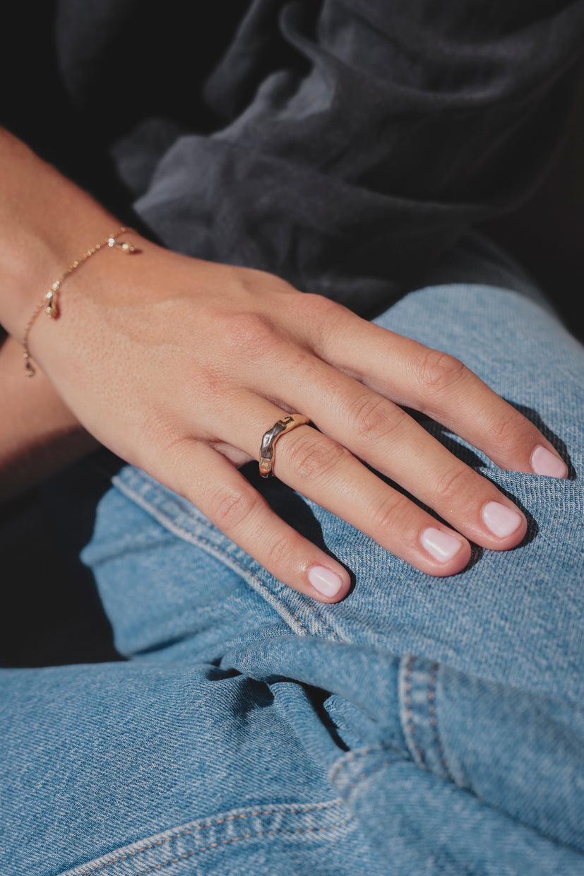 Bague dorée Rivage à motif marbré, anneau fin sur doigt