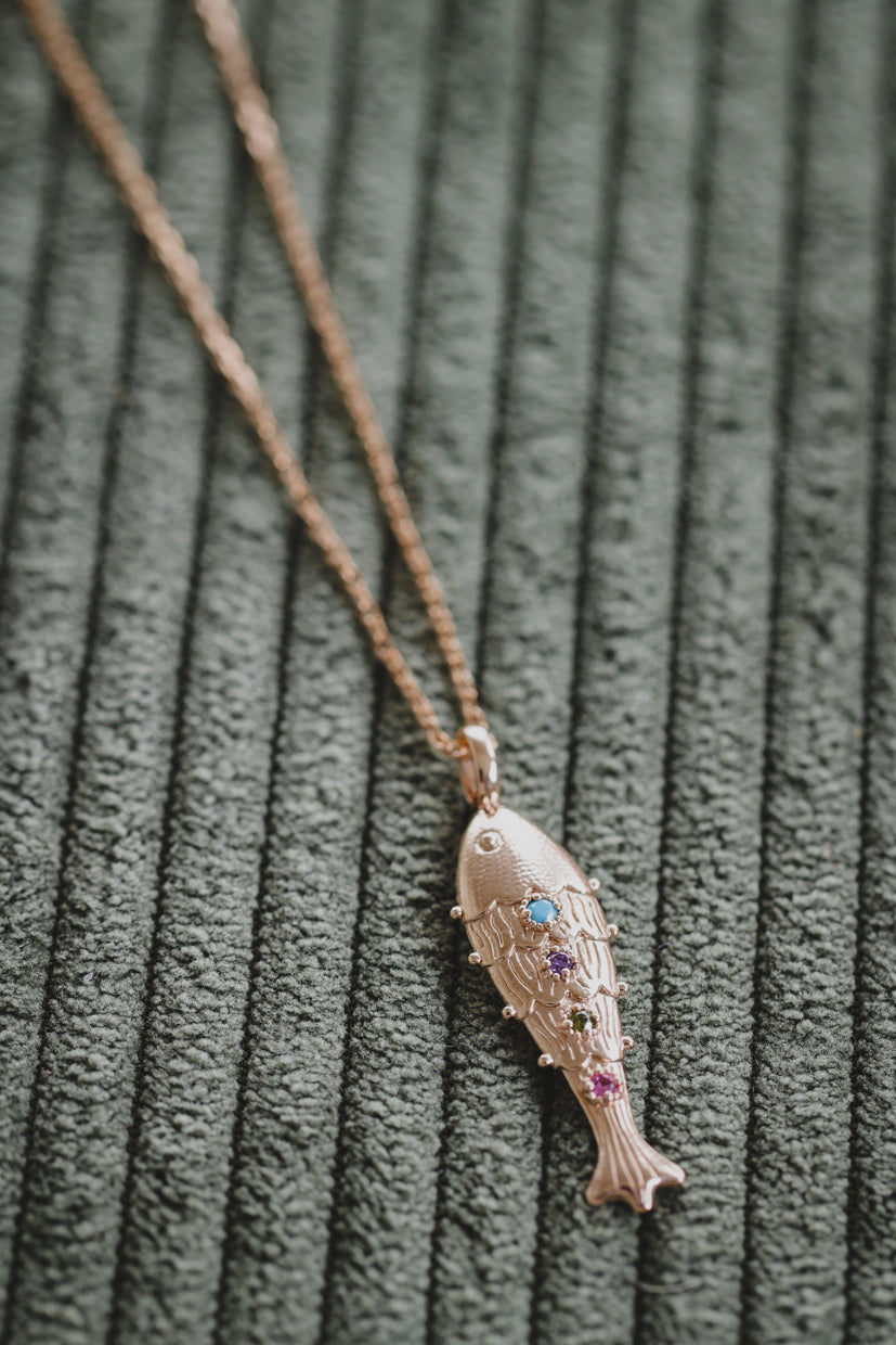 Collier Néréa à pendentif poisson doré, serti de pierres colorées