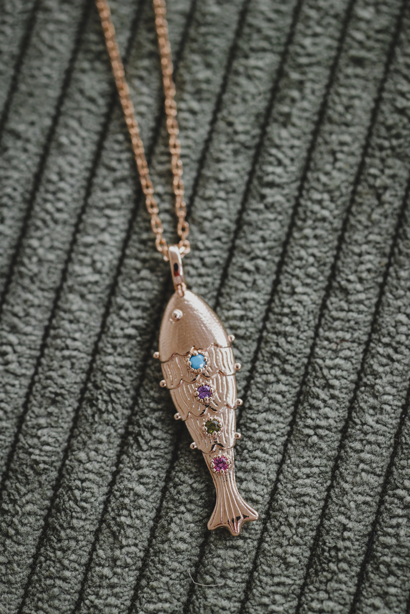 Collier à pendentif poisson doré détaillé, pierres colorées et chaîne fine