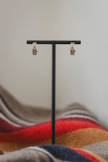 Boucles d’oreilles à tige noire avec deux pendentifs rectangulaires sertis