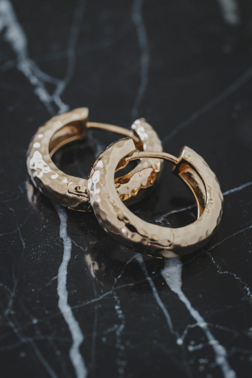 Paire de boucles d’oreilles créoles Ora texturées martelées, anneaux dorés ouverts