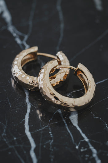 Paire de boucles d’oreilles créoles Ora texturées martelées, anneaux dorés ouverts