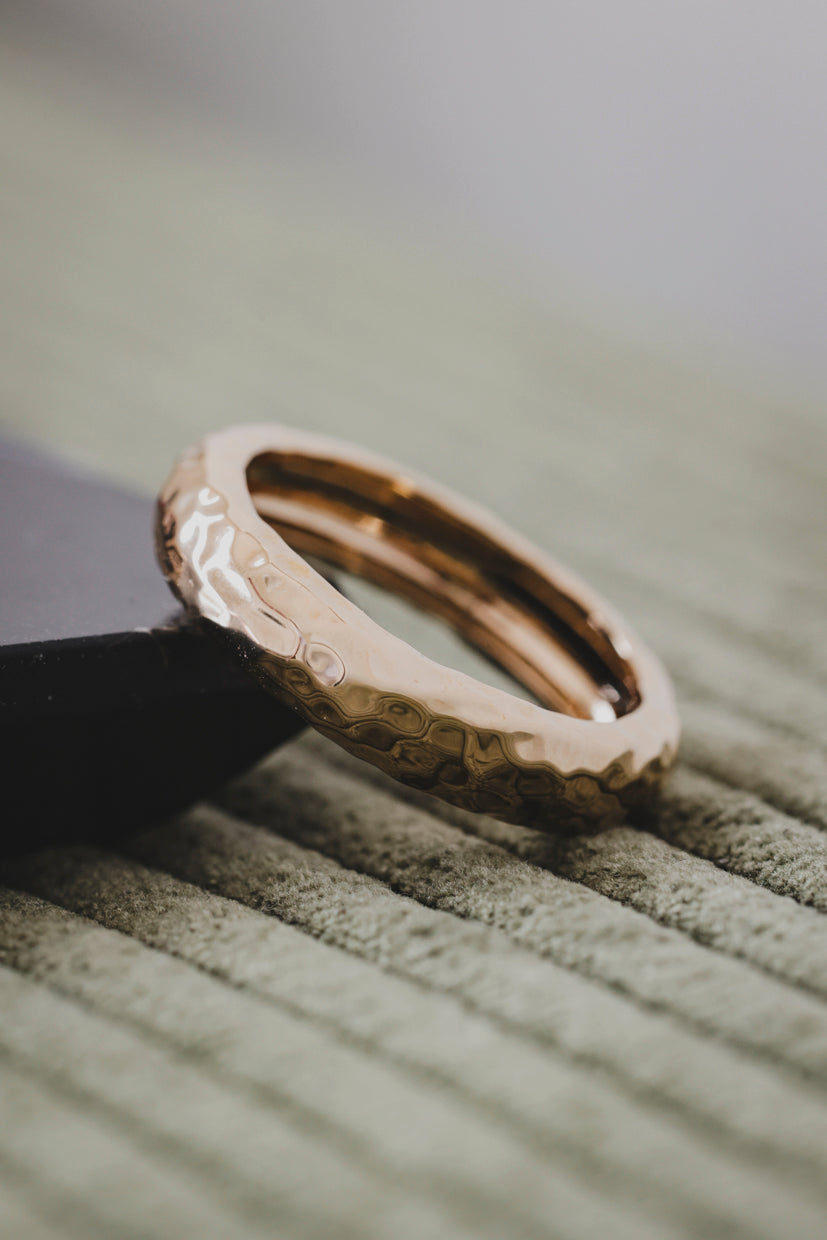 Bague Ora dorée, vue inclinée sur l’anneau texturé et intérieur brillant