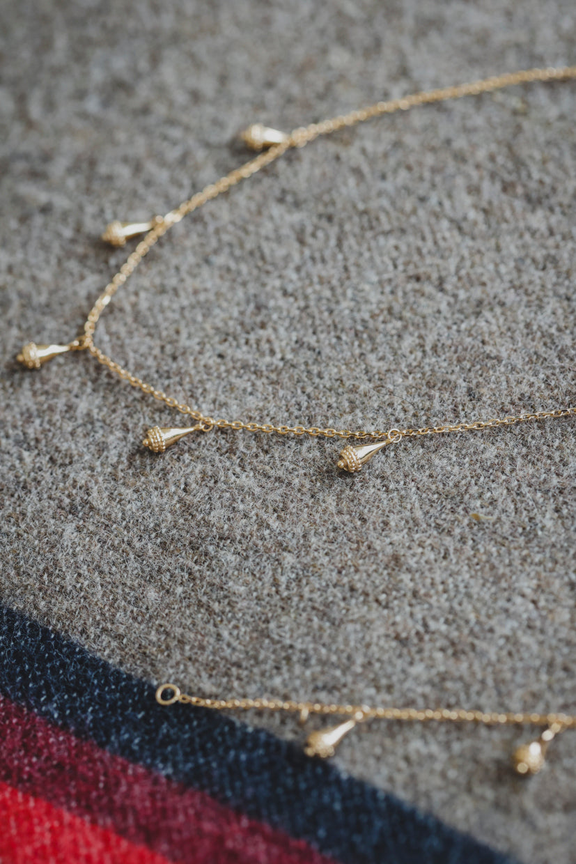 Collier Sonora chaîne dorée, pendentifs goutte et pierres rouges