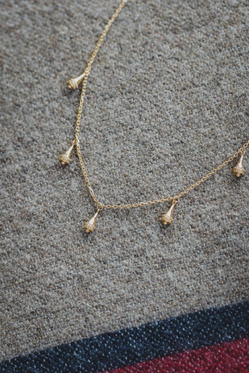 Collier Sonora chaîne dorée, pendentifs goutte alignés, détail sur le côté