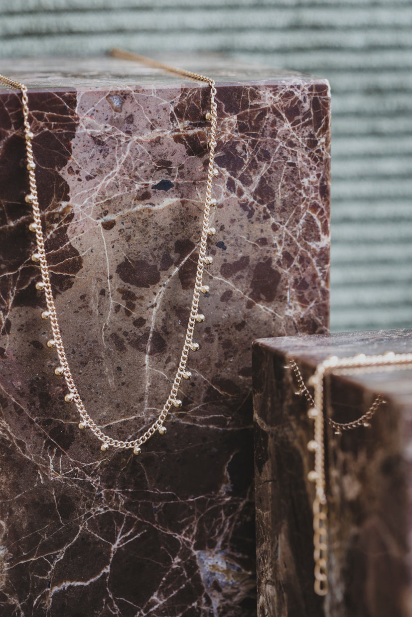 Collier chaîne dorée avec perles en forme de pépites