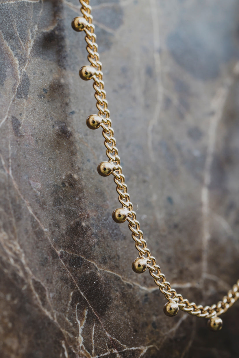 Collier chaîne dorée avec petites billes décoratives