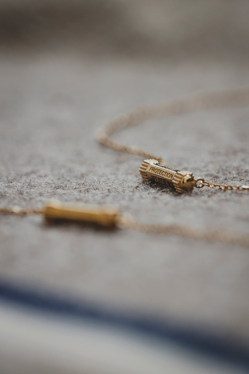 Collier à chaîne dorée avec pendentif rectangulaire « Protection »