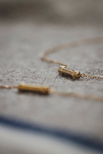 Collier à chaîne dorée avec pendentif rectangulaire « Protection »