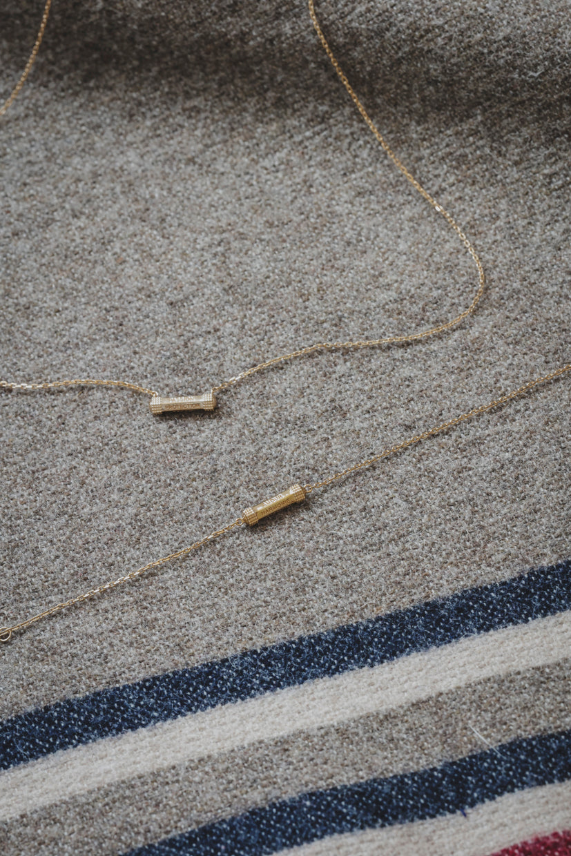 Collier à chaîne dorée avec pendentifs rectangulaires