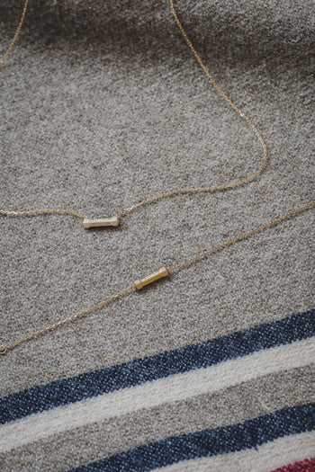 Collier à chaîne dorée avec pendentifs rectangulaires