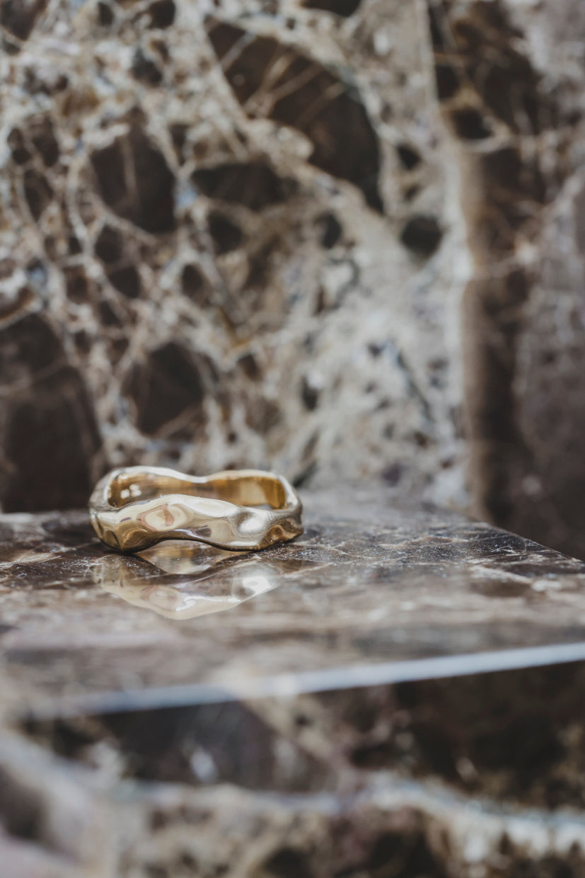 Bague Rivage dorée au motif marbré, gros plan sur l’anneau