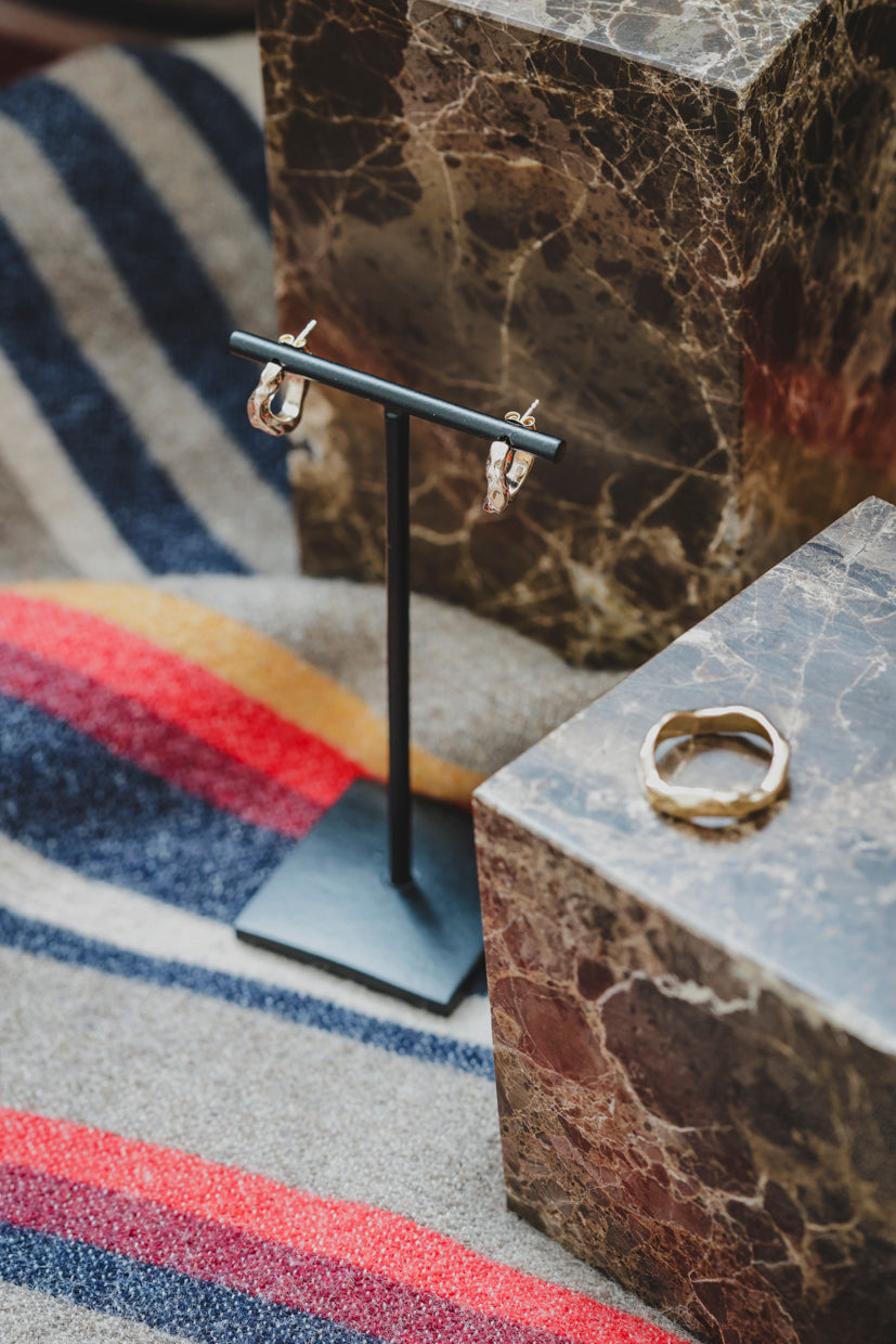 Boucles d’oreilles créoles dorées, forme irrégulière avec intérieur clair