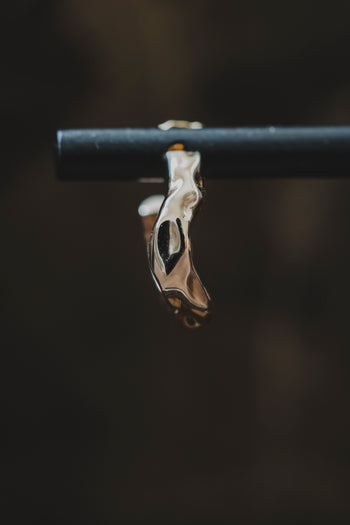 Créoles dorées à profil ondulé, finition brillante et creux