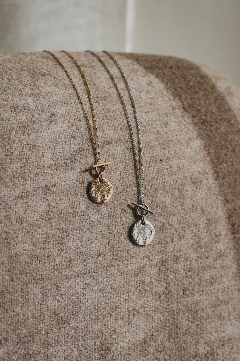 Collier à pendentifs ovales texturés, chaînes fines dorée et argentée
