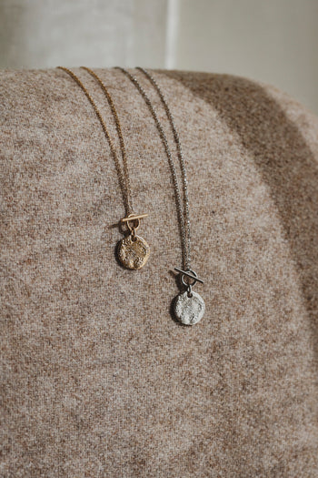 Collier à pendentifs ovales texturés, chaînes fines dorée et argentée