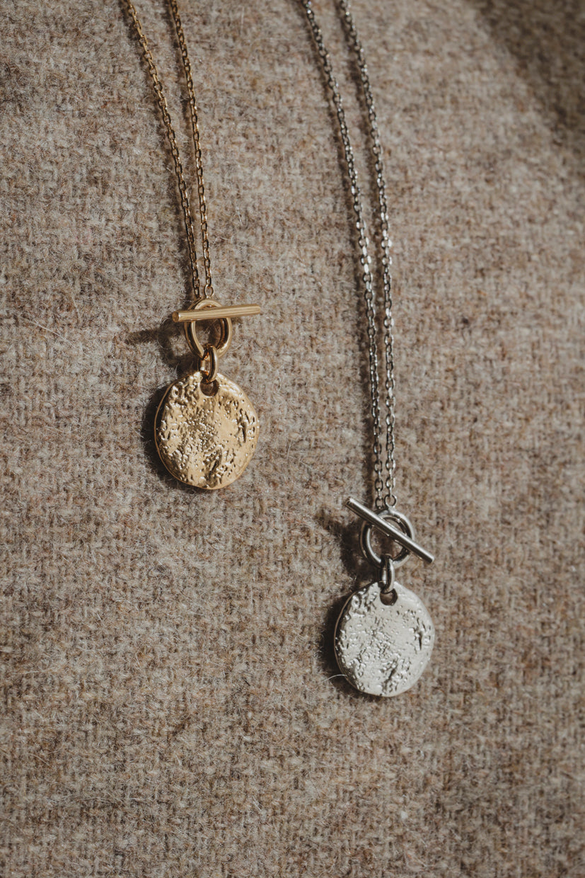 Collier à pendentif goutte texturé, chaînes fines dorée et argentée